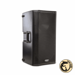 Kolumna aktywna QSC K12 ujęta pod kątem od przodu, Warszawa