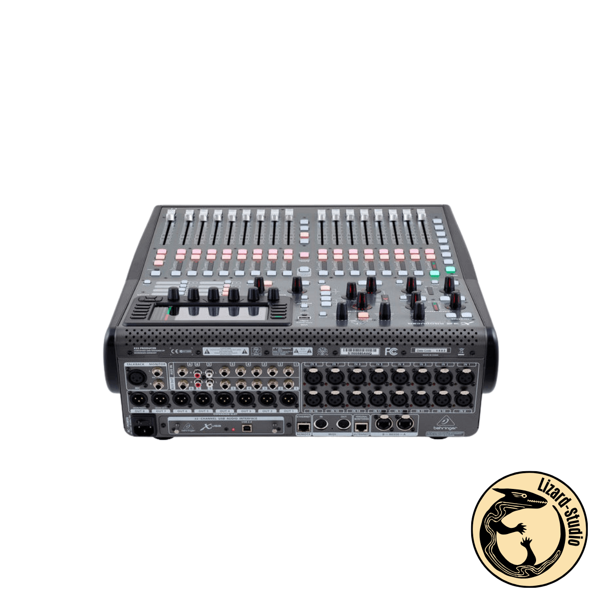 Tylna strona miksera Behringer X32 Producer z wejściami i wyjściami XLR, Warszawa