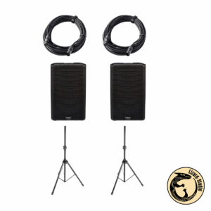 Zestaw nagłośnieniowy QSC K12 – dwa głośniki QSC, dwa statywy kolumnowe i dwa kable XLR zwinięte u góry, Lizard-Studio Warszawa